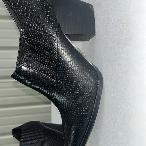 Shoedazzle, size 8, black - Picture 2 of 4